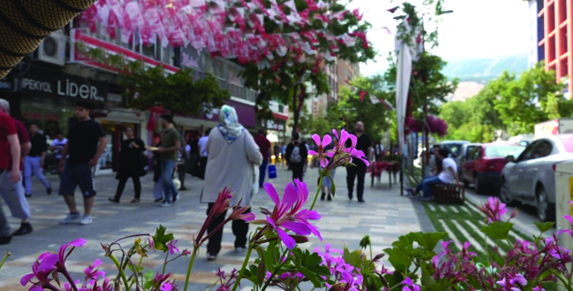 TRABZON CADDESİ’NE İNSAN SELİ