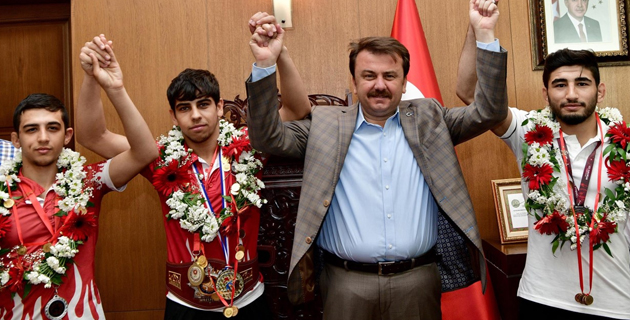 ŞAMPİYONLAR BÜYÜKŞEHİR’DE