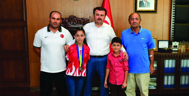 MİLLİ YÜZÜCÜ ÖZTÜRK’TEN ZİYARET