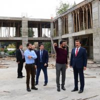 KONGRE BİNASINDA KATLAR YÜKSELİYOR