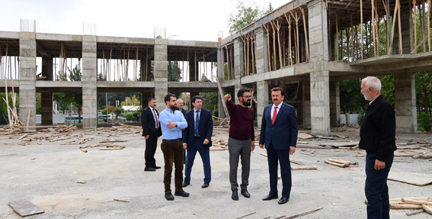 KONGRE BİNASINDA KATLAR YÜKSELİYOR