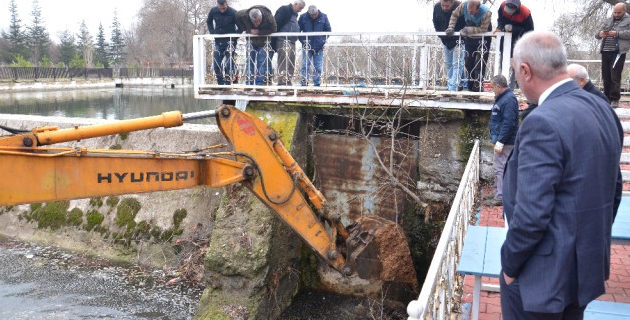 CEYHAN NEHRİ TEMİZLENİYOR