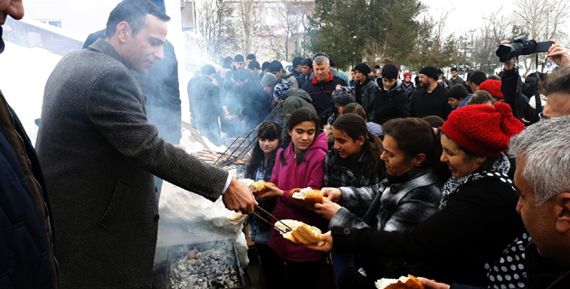 Kar üstünde sucuk ekmekli karne töreni