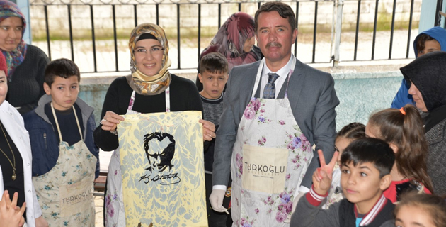 OKUMUŞ EBRU SANATI YAPTI