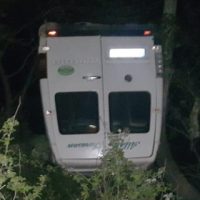 Kahramanmaraş’ta minibüs dereye devrildi
