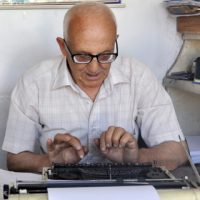 Daktilosundan vazgeçemiyor