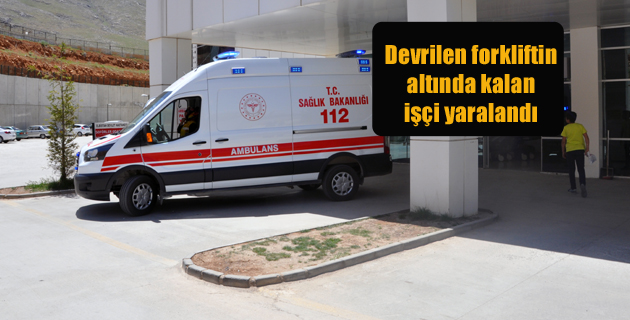 Devrilen forkliftin altında kalan işçi yaralandı