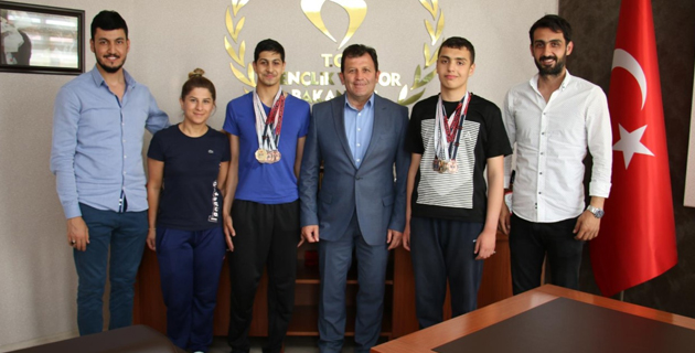 SPORCULARIMIZ YÜZMEDE ENGEL TANIMADILAR