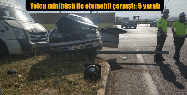 Yolcu minibüsü ile otomobil çarpıştı 5 yaralı