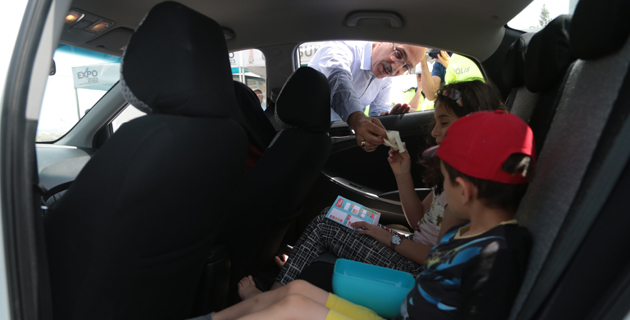 Emniyet müdüründen çocuklara karne ve kırmızı düdük