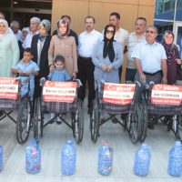 Gençler topladı, şehit yakınları engellilere hediye etti