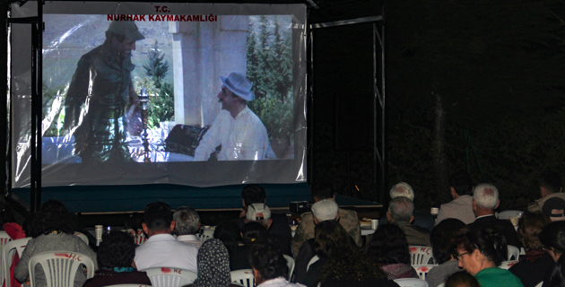 Kahramanmaraş’ta köylüler ilk açık havada sinema izledi