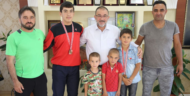 MİNİK GÜREŞÇİLERİMİZDEN AFŞİN’E BİRİNCİLİK