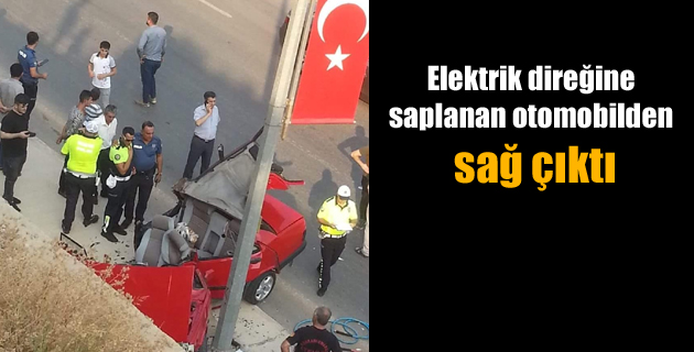 Elektrik direğine saplanan otomobilden sağ çıktı