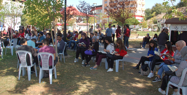 Afşin’de üniversite öğrencilerinden kitap okuma etkinliği