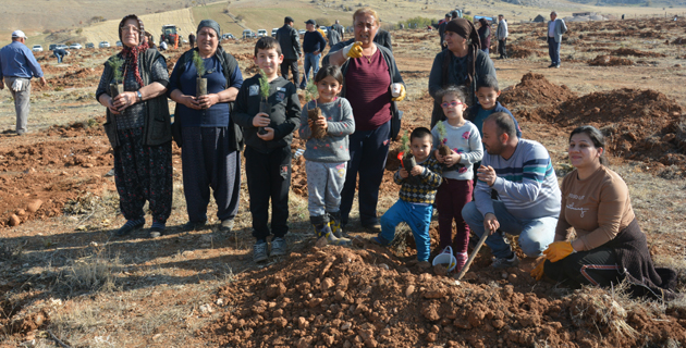 Kahramanmaraş’ta mahalleli çöplük alanı ormana dönüştürüyor