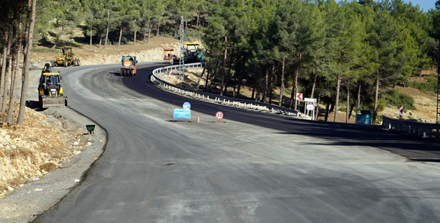 Yedikuyular Yolunda Asfalt Sürüyor