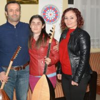 Görme engelli kızıyla bağlamanın tellerine dokunuyor