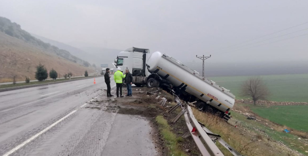 Kahramanmaraş’ta akaryakıt tankeri bariyerlere çarptı