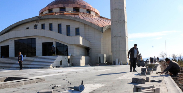 Merkez Camii’de Çevre Düzenlemesi Tamamlandı