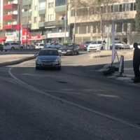 Ticari aracın çarptığı genç yaralandı