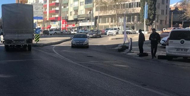 Ticari aracın çarptığı genç yaralandı