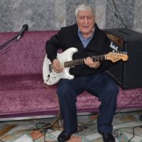Ünlülerin gitaristi huzurevinde müzikle yaşama tutundu