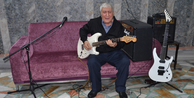 Ünlülerin gitaristi huzurevinde müzikle yaşama tutundu