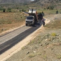 Dağlıca yolunda sathi kaplama başladı