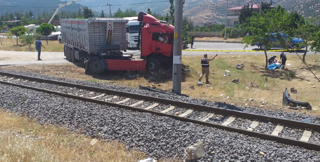 Kahramanmaraş’ta trenin çarptığı tırın sürücüsü öldü