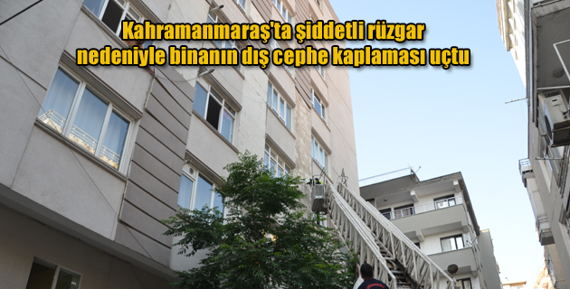 Kahramanmaraş’ta şiddetli rüzgar nedeniyle binanın dış cephe kaplaması uçtu