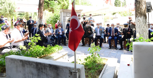 Şehitlere mezarlarına Karanfil bırakıldı
