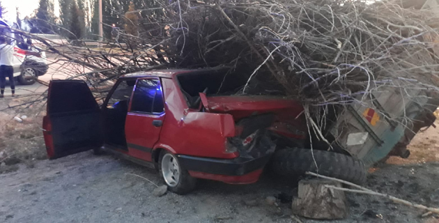 Kahramanmaraş’ta otomobil traktör römorkuna çarptı