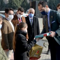 Kahramanmaraş’ta ihtiyaç sahibi 400 öğrenciye tablet hediye edildi