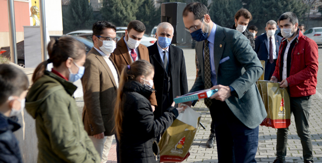 Kahramanmaraş’ta ihtiyaç sahibi 400 öğrenciye tablet hediye edildi