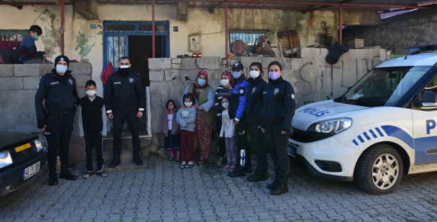 Kahramanmaraş’ta polis ekiplerinden yaşlı kadına destek