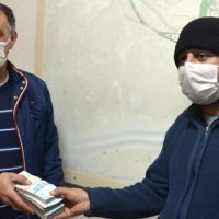 Yolda bulduğu 50 bin lirayı sahibine teslim etti