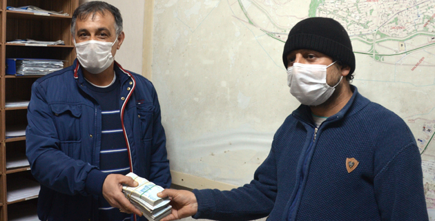 Yolda bulduğu 50 bin lirayı sahibine teslim etti