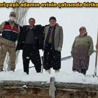 jandarma ekipleri yaşlı adamın evinin çatısında biriken karı temizledi