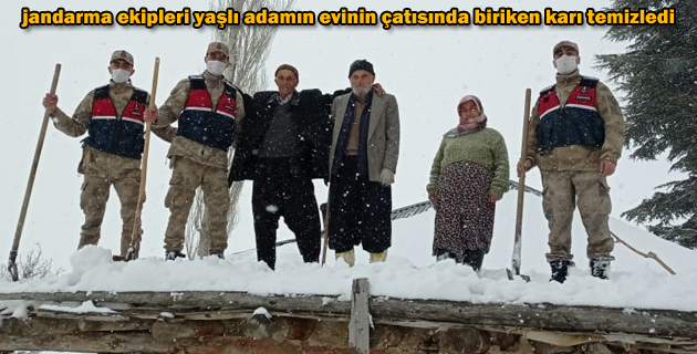 jandarma ekipleri yaşlı adamın evinin çatısında biriken karı temizledi