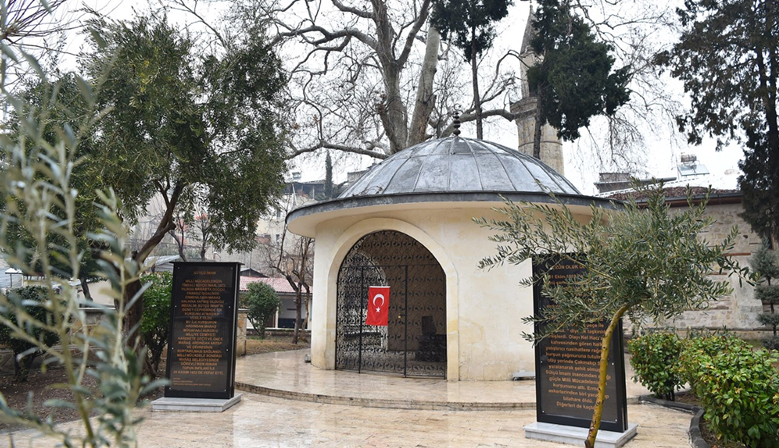 DULKADİROĞLU BELEDİYESİ’NDEN SÜTÇÜ İMAM TÜRBESİ’NDE TADİLAT