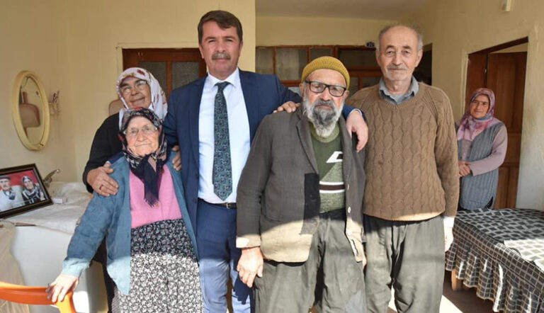 Türkoğlu Belediye Başkanı Okumuş, evliliklerinde 50 yılı geride bırakan çiftleri ziyaret etti