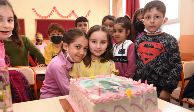 Kahramanmaraş’ta Şehit kızına okulda doğum günü sürprizi