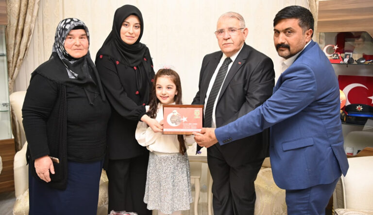 Başkan Mahçiçek’ten ‘Nazlı’ya anlamlı doğum günü sürprizi