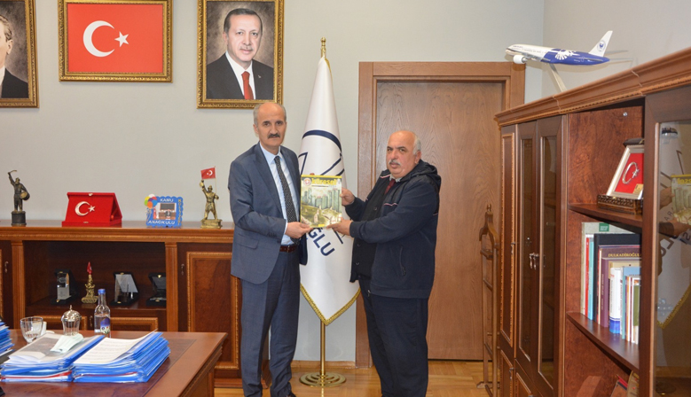 Dulkadiroğlu Belediye Başkanı Necati Okay’a Küresel Medya Dergisini takdim ettik
