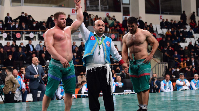 Kahramanmaraş’ta Düzenlenen Şalvar Güreşi Dünya Şampiyonası’nda İsmail Balaban Başpehlivan Oldu