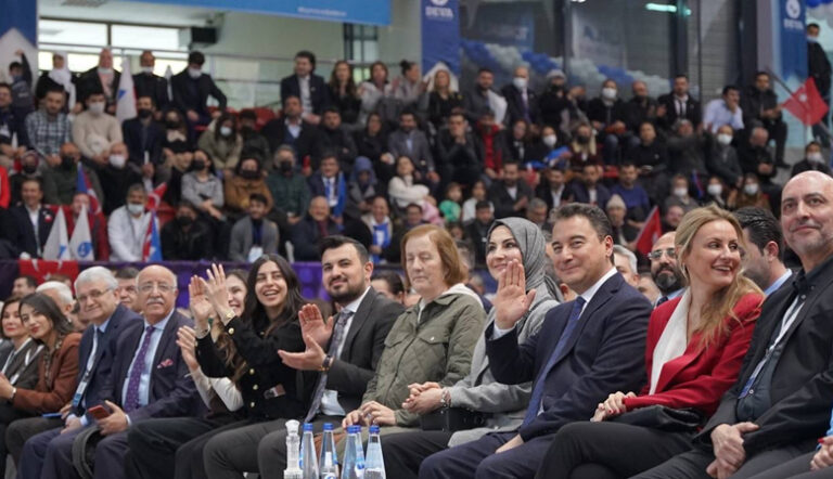 Ali Babacan, partisinin İzmir il kongresinde konuştu