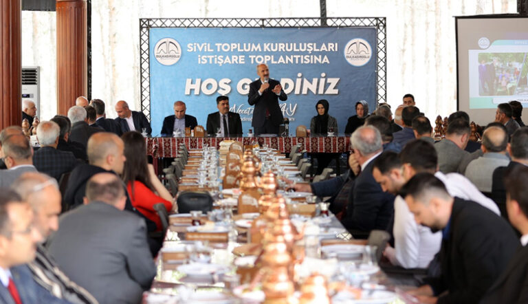 BAŞKAN OKAY EĞİTİMCİLERLE BİR ARAYA GELDİ