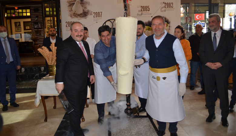 Bakan Varank’tan  Kervanhan’da Dondurma Şov