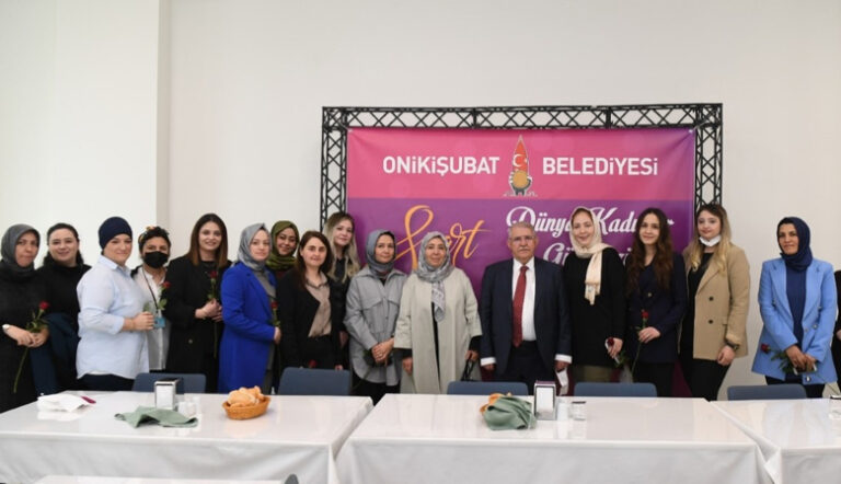 Başkan Mahçiçek geleneği bozmadı, kadın personelleriyle buluştu